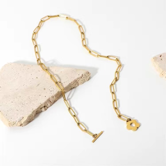 14k gold plated Paper clip chained flower necklace - Picture 2 of 6